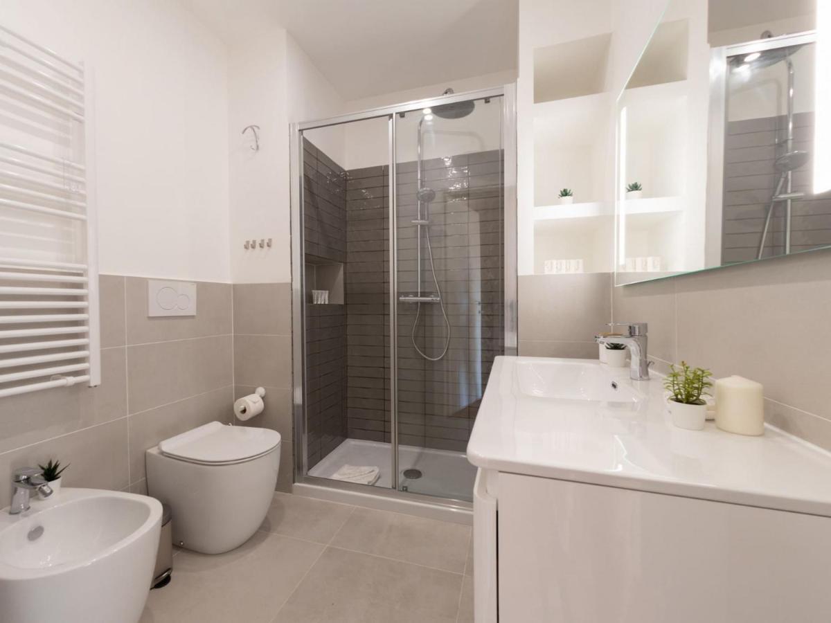 The Rent - Bright Near Isola Tiberina Roma